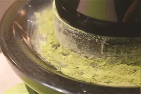 它的鲜绿色是因为添加了色素？它是绿茶磨出来的粉末？正宗的抹茶什么样，你知道吗？图片