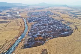 凤凰山谷地惊现盗掘黑土“矿区”图片