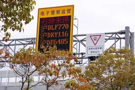 注意！即日起，上海试点推行大型车辆右转必停图片