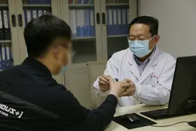 毫厘尽显“手足情”——访济医附院手足外科主任韩清銮图片
