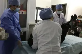 一女子在门诊过道上晕倒，现场这一幕令众人连连称赞图片
