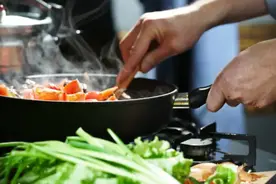 做饭是种“长寿技巧”！每周做饭超过5次，死亡风险降低近50%图片