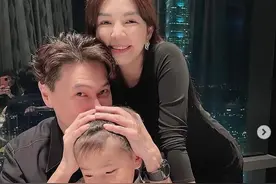 Ella晒照为老公甜蜜庆生 一家三口同框温馨有爱图片