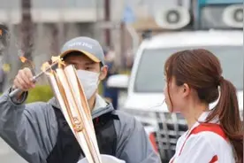 东京奥运火炬又灭了：圣火传递两天，已意外熄灭两次图片