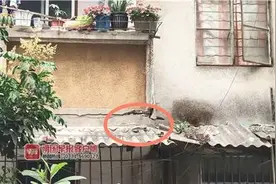 南宁一小区阳台边沿开裂，经常掉水泥块！居民们每天战战兢兢图片