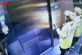外卖小哥被困电梯，联系顾客“求谅解”后才想起报警图片