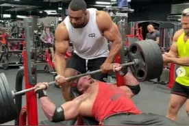 男子在健身房里举180公斤杠铃 胸肌突然撕裂图片