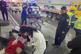 今早杭州紫之隧道发生翻车事故，救人的人群中有位“应急熊猫侠”图片