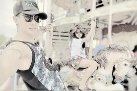 吴尊带Neinei、Max游乐园嗨皮，女儿大长腿格外吸睛图片