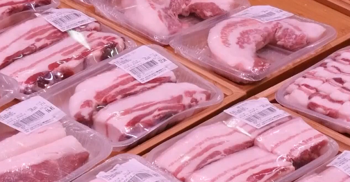 猪肉价格跌破20元！销量还大降50%？！十字路口，养殖户怎么走？弃养还是扩大规模？
