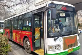 赏花踏青出游季！青岛公交228路线开出“赏春专车”图片