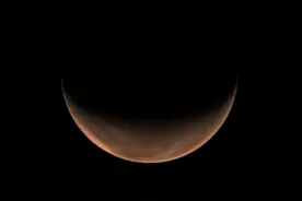 宛如“月牙”！天问一号拍摄的火星侧身影像公布图片