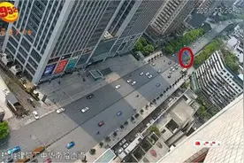 刚刚！贵阳都司高架桥一辆中型客车被卡！路上堵满车……图片