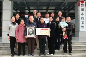 泪目！他们从1万多张照片中，为82岁老人找到英雄父亲唯一寸照图片