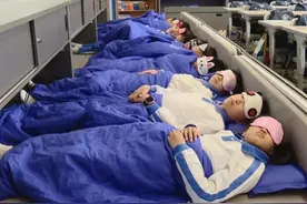 学生躺在教室睡觉，家长却纷纷点赞！为啥？图片
