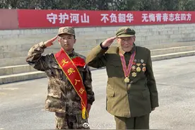 最好的传承93岁抗美援朝老兵送19岁孙子入伍图片