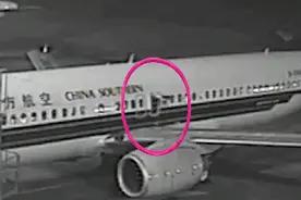 临近起飞嫌热，男子在昆明机场打开飞机应急舱门“透风”！拘留10日图片