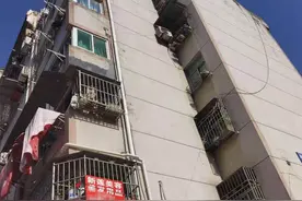 居民楼阳台上挂出美容美发用品广告牌，六合城管：坚决查处图片