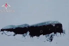 俄三艘核潜艇在北极完成破冰上浮图片