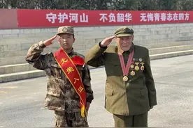 最好的传承！93岁抗美援朝老兵送19岁孙子入伍图片