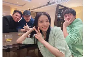 张韶涵晒醉酒照 和胡彦斌胡海泉吴克群喝到天亮图片