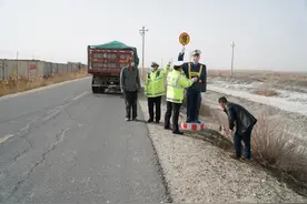 仿真警察仿真警车“上岗”守护新疆道路交通安全图片