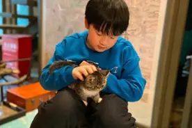 邹市明儿子轩轩长大了！近照眉眼秀气成帅哥图片