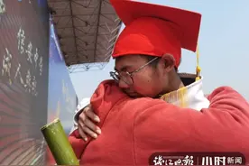 弯而不折、虚心劲节！儿子成人礼上，衢州这位妈妈送给儿子一根扁担图片