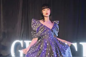 黄龄上海看秀，自曝今年举行沉浸式演唱会图片