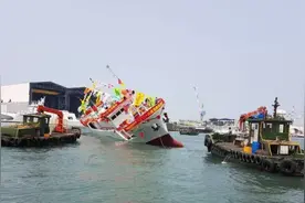 台湾新船下水就发生严重倾斜，船身贴近水面图片