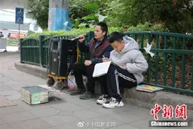 “我是你的眼”！少年街边读书陪盲父卖唱图片