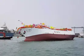 台湾700吨远洋新渔船刚下水就发生严重倾斜，船身一度贴近水面图片