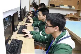 机甲大师来了，就在杭州这所高中！每位高一学生都能上机器人课图片