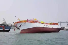 台湾700吨远洋新渔船刚下水就发生严重倾斜，船身一度贴近水面图片