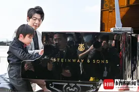 郎朗团队走进雅安
茶山上演奏《我和我的祖国》图片