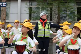 《交通安全歌》唱响校园 手势操护航学生安全图片