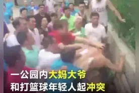 画面有点诡异？上海一群阿姨这样跳广场舞火了！网友：虽然看着有些“瘆得慌”但值得推广图片