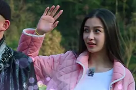 奔跑吧：邓超赞baby天生丽质，baby害羞，下一秒得寸进尺视频封面