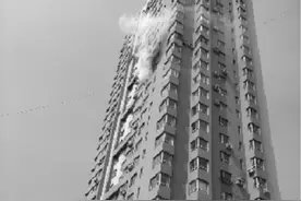 一居民楼14层住户失火 紧邻5家4S店和一座加油站图片