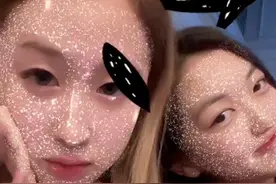 李嫣与闺蜜同框心情好 抿嘴微笑开心比剪刀手图片