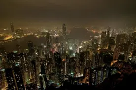 香港响应“地球一小时”活动 维港灯光调暗支持低碳生活图片