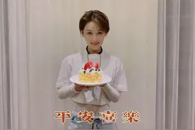张馨予庆生对镜甜笑 穿透视打底衫秀小蛮腰图片