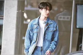 蔡徐坤牛仔套装搭配白T清爽帅气 身材比例好绝图片