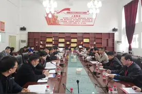 今年贵州招录公务员，近30万人参加笔试图片