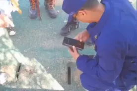 老人手机掉下水道，消防员用塑料袋智取视频封面