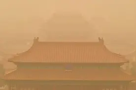 实拍 | 北京再次沙尘来袭，黄沙笼罩中的故宫、鸟巢图片