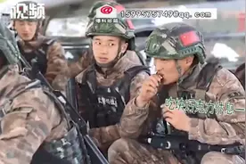 武警小哥哥问班长要巧克力，拿到后表情亮了！网友：硬核撒娇图片