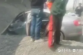 路上，一辆半挂车侧翻 一车石子压在小轿车上图片