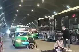 惨！贵州一隧道内，九旬老人乘电动轮椅车上路，悲剧发生了……图片