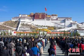 布达拉宫脚下沐春风 西藏民众忆农奴解放苦与甜图片